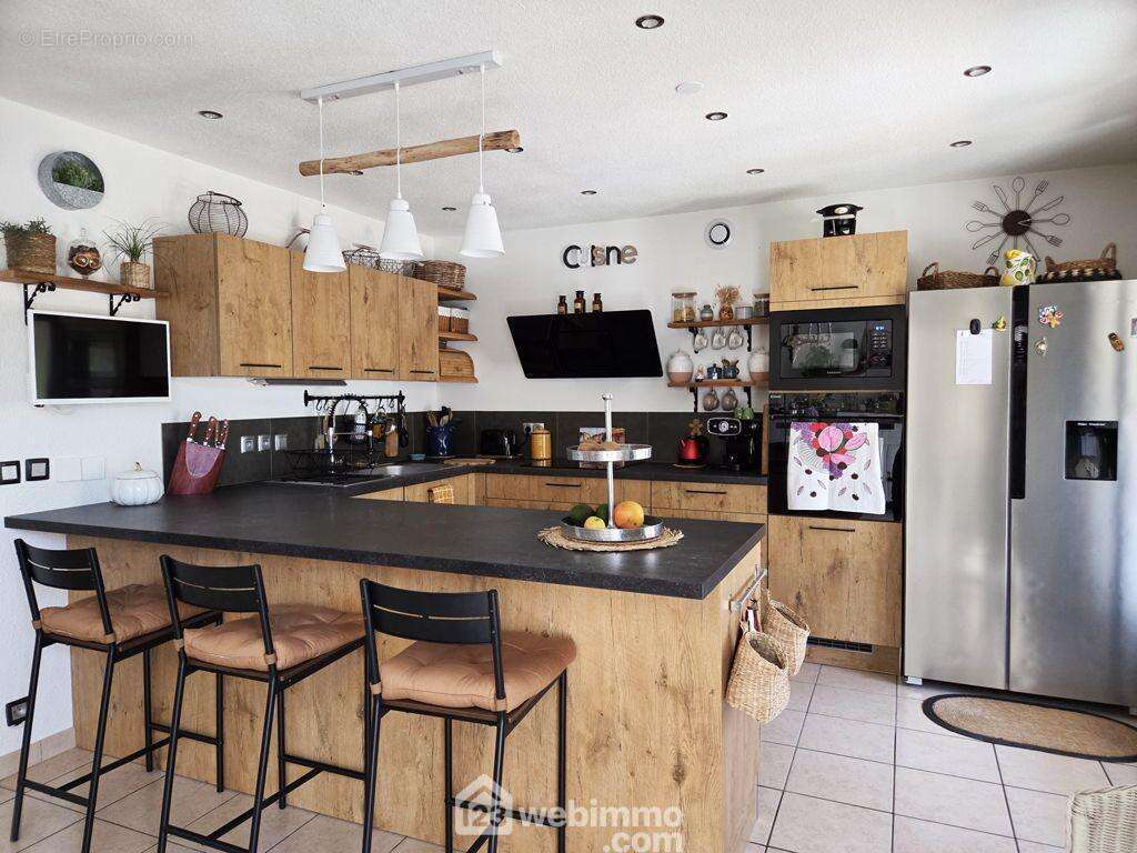 et une cuisine ouverte entièrement équipée. - Maison à ALBERTVILLE