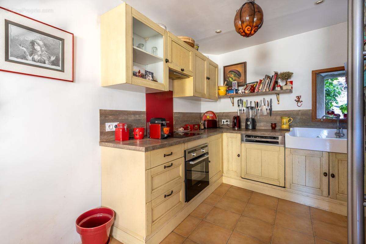 Rare à Cuges-les Pins-Maison de village de caractère de 115 M2 avec terrasse de plus de 21M2 - photo 4
