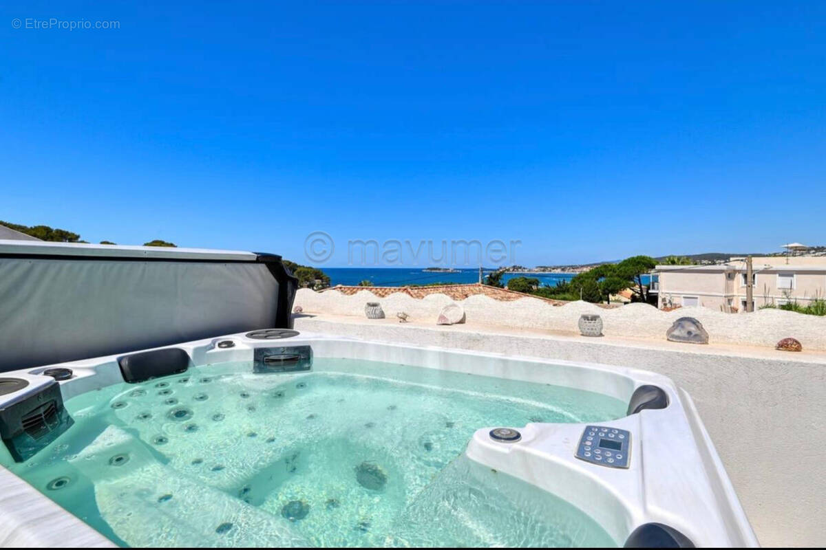 Superbe duplex T4 avec vue mer &amp; jacuzzi ? 83110 Sanary-sur-Mer (La Gorguette) - Appartement à SANARY-SUR-MER