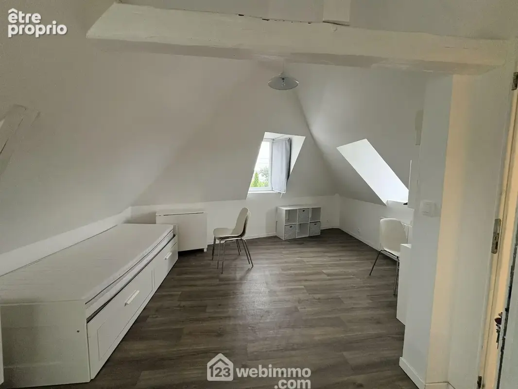 dernier étage - chambre studio de 24 m2 avec salle de douche et petite cuisine