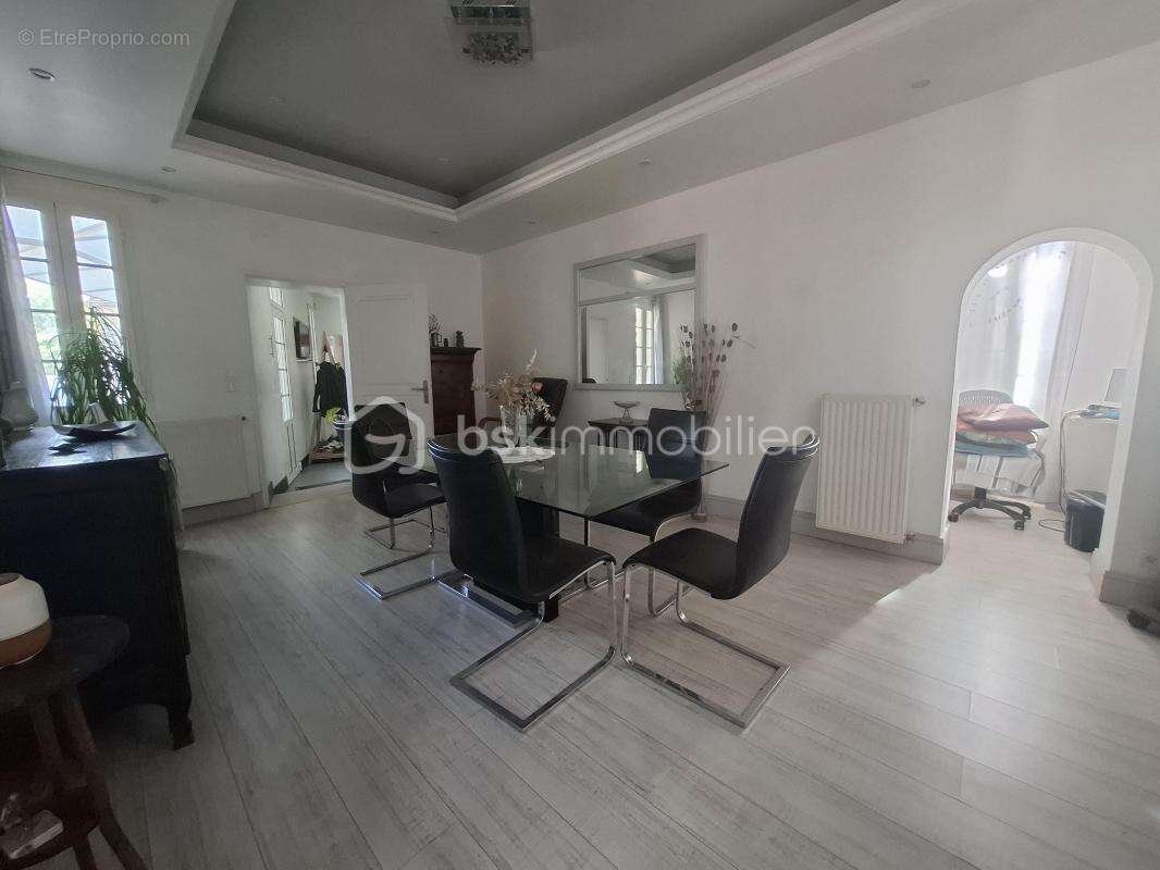Authentique girondine 260 m² – Terrain arboré de 2 500 m² – Sainte-Terre (33350) - photo 4