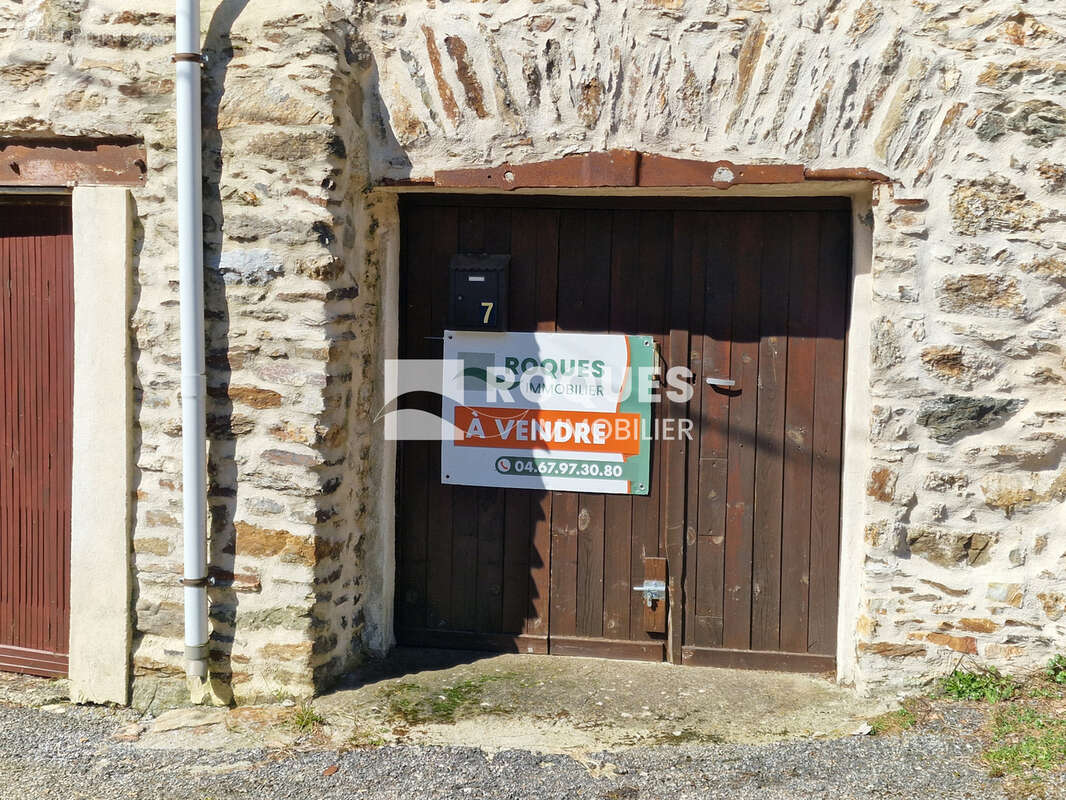 Sur la commune de Castanet-le-Haut, à vendre charmante maison de village 4 pièces d'environ 75 m2 avec garage - photo 6