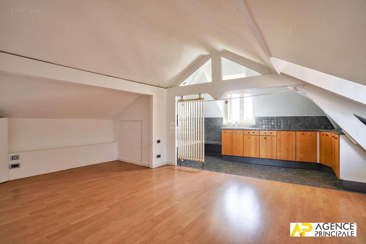 Maison à LE MESNIL-LE-ROI