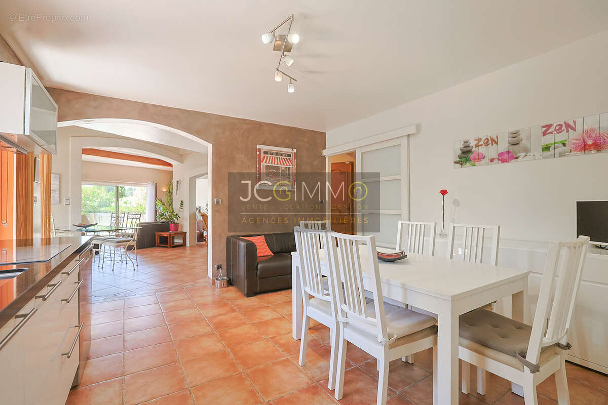 Villa provençale de 166 m2 avec piscine, pool house et annexes - La Crau / Les Sauvans - photo 4