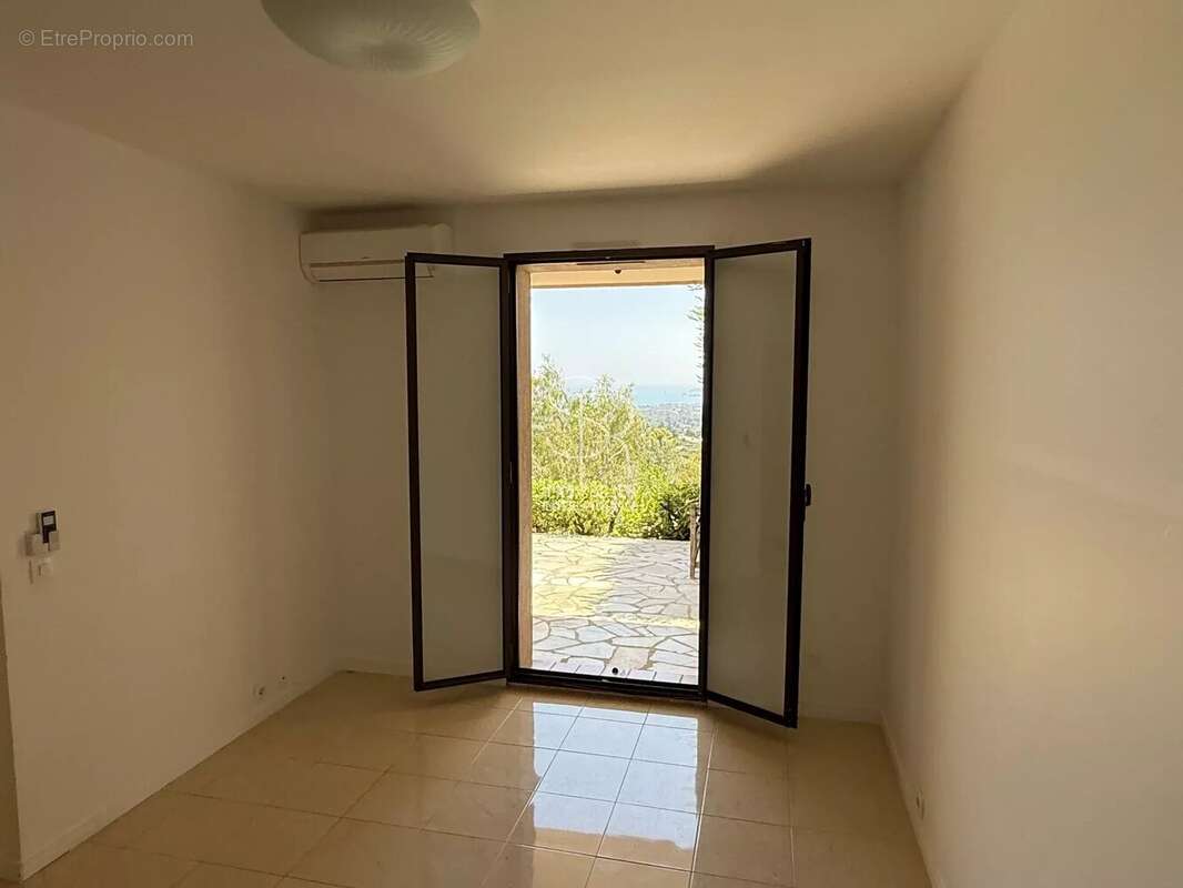 Villeneuve-Loubet · Hauts de Vaugrenier · Appartement 3 pièces vue mer panoramique - photo 6