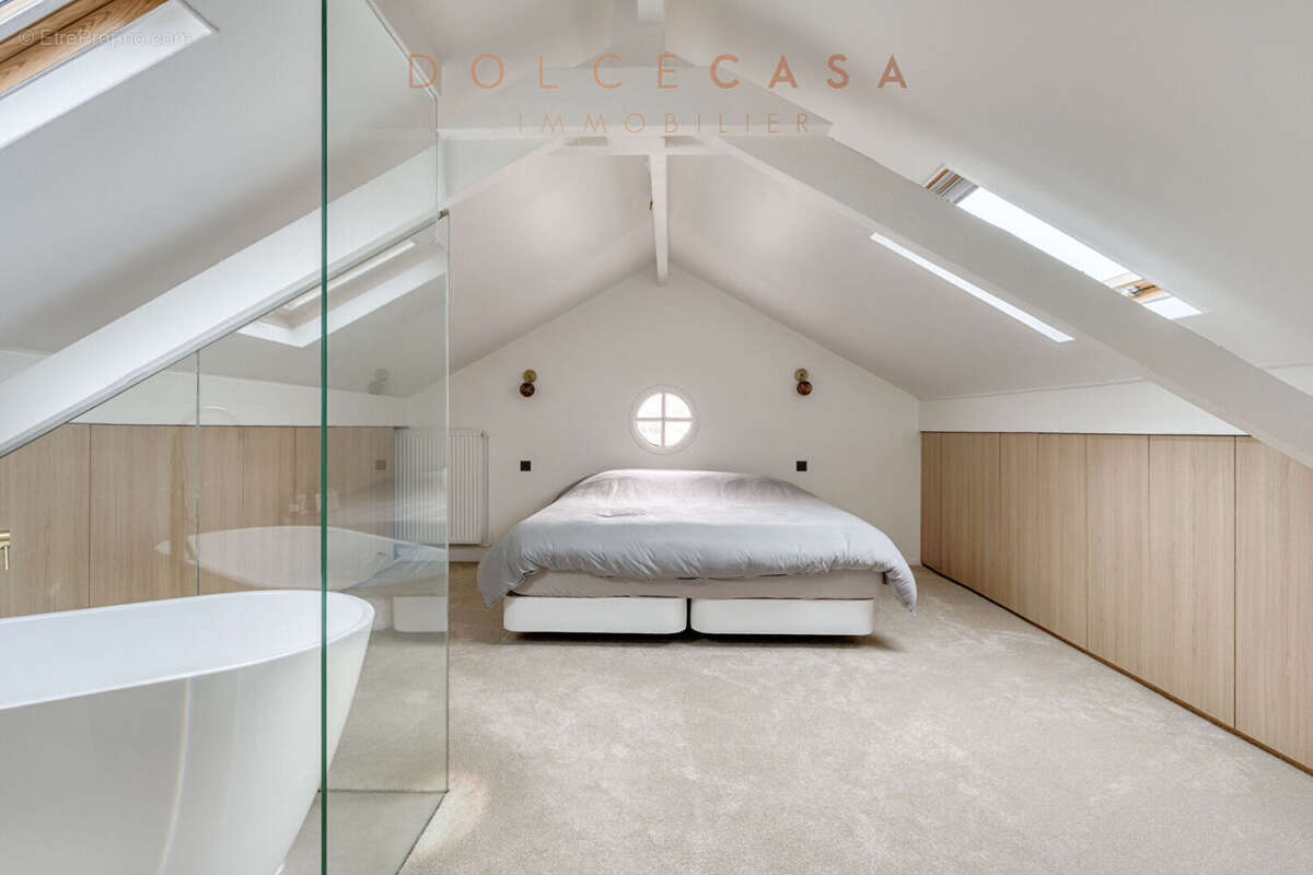 Limite NOGENT SUR MARNE - Maison de 210 m2 avec dépendance - photo 10