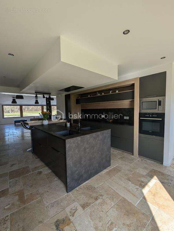 MAISON RENOVEE « ESPRIT LOFT » de 302m2 - 4 CH dont 1 suite parentale - photo 2