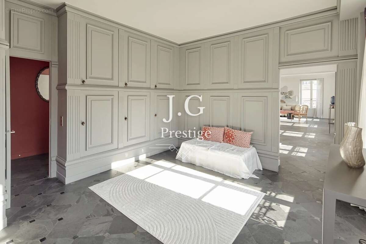 Appartement à PARIS-7E