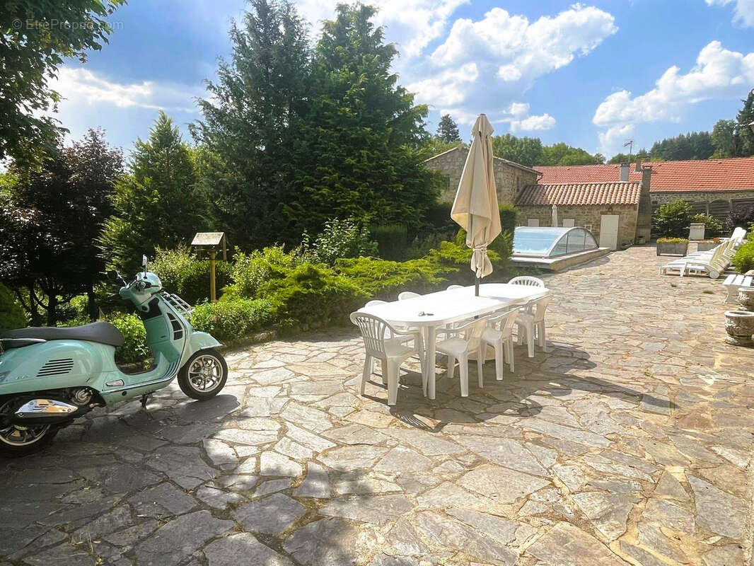 Propriete de caractere avec piscine et 2.5 hectares de terrain : - photo 2