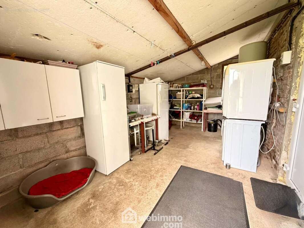 Espace annexe particulièrement pratique pouvant servir de buanderie, d'arrière-cuisine ou de zone de stockage