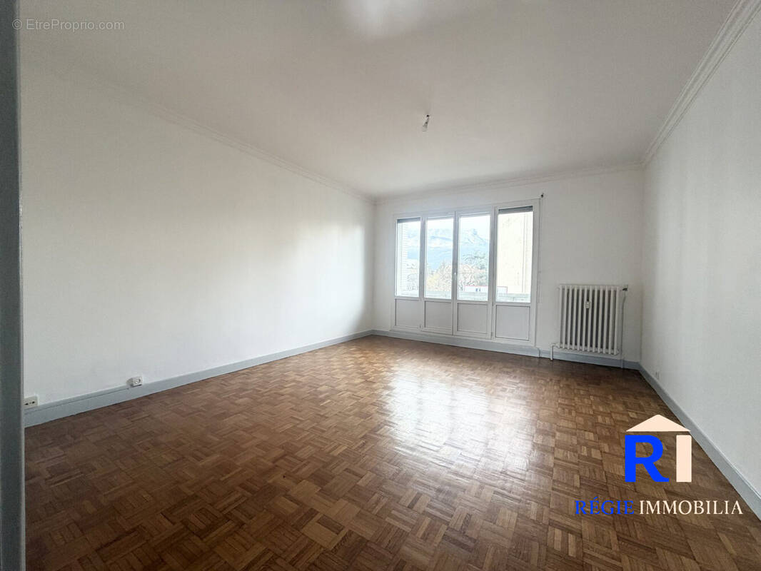 Séjour 18m2 avec accès balcon Ouest 3 m2 - Appartement à GRENOBLE