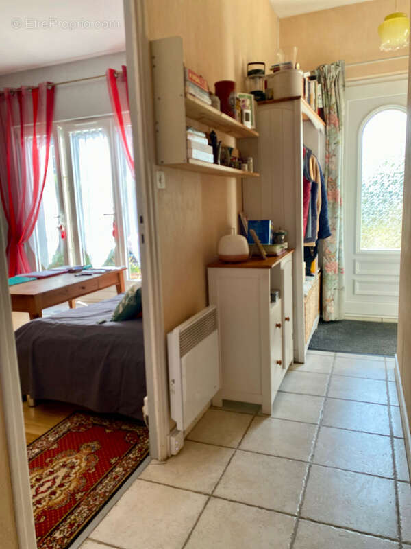 Plain-pied sur 845m2 avec garage a 2 pas du lac ! - photo 6