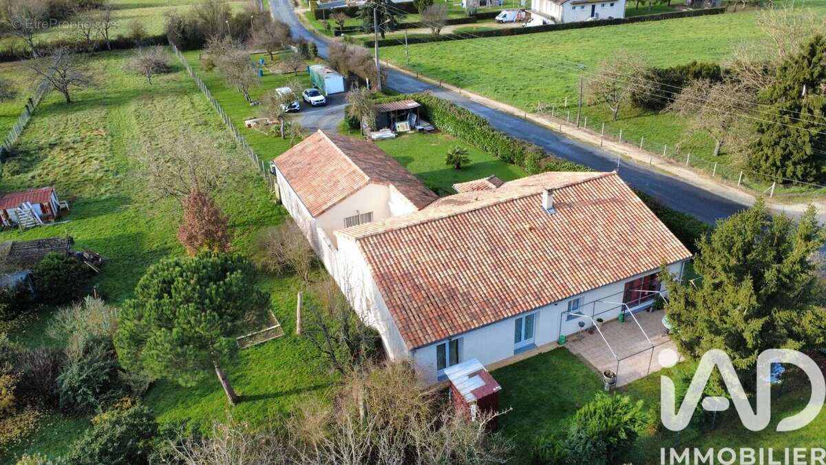 Photo 2 - Maison à NIEUIL-L'ESPOIR