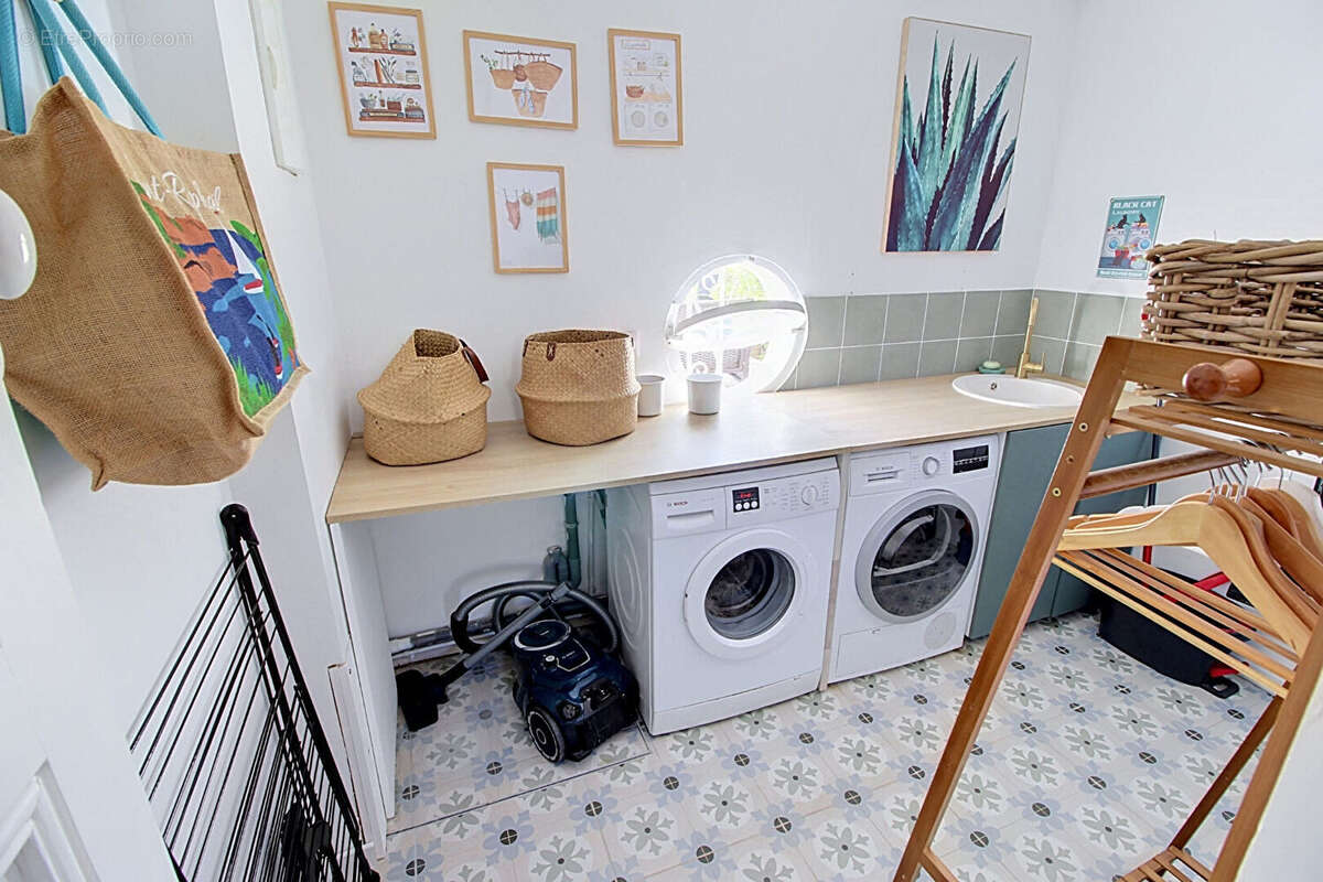 A VENDRE à LORGUES ! Maison de type T6 pièces  de 144 m² + piscine + garage sur un terrain de 1692m² - photo 13