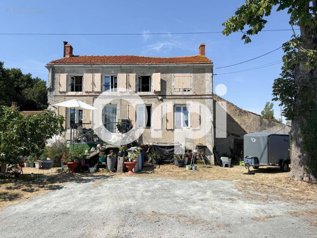 Maison à SAINT-LAURENT-DE-LA-PREE