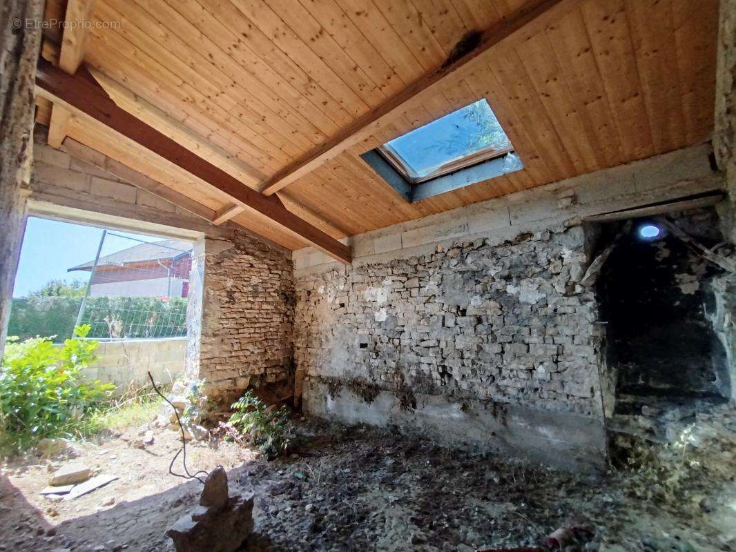 Maison en cours de construction — toiture refaite à neuf — fort potentiel - photo 7
