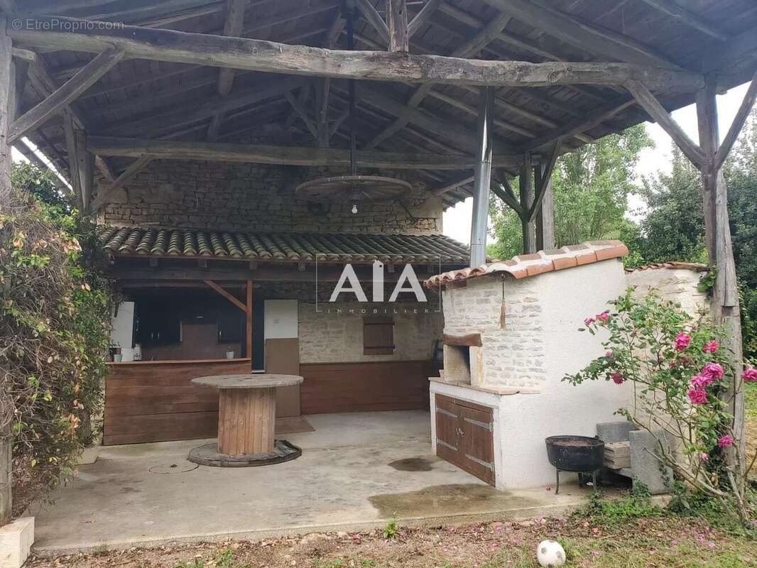 Maison à LES ADJOTS