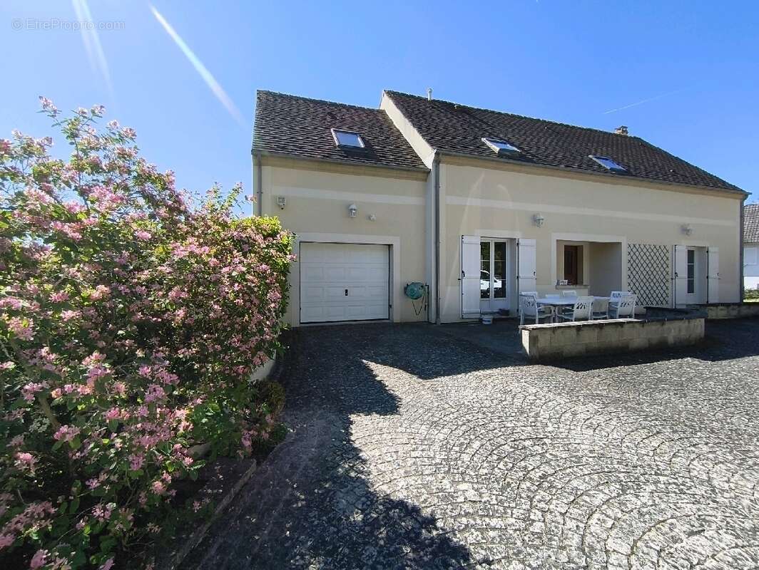 Maison à NESLES-LA-VALLEE