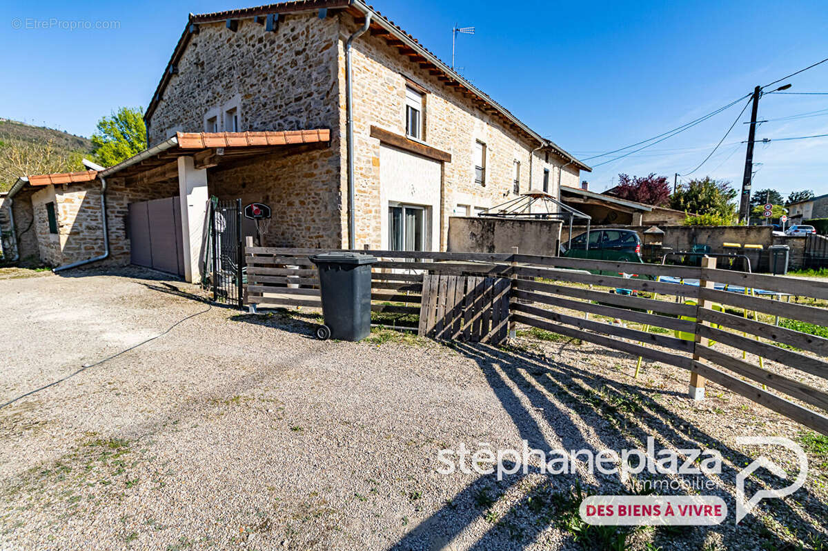 Maison à CEYZERIAT