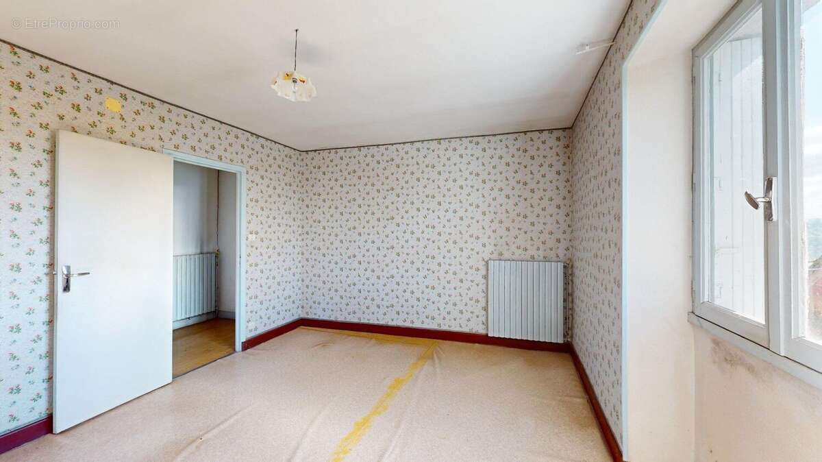 Maison à Rénover de 166 m² + Grange + 100 m² de combles aménageables - photo 10