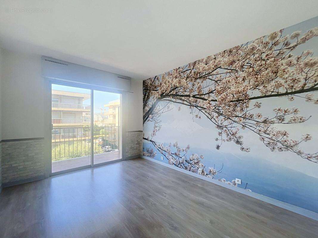 Appartement à SAINT-LAURENT-DU-VAR