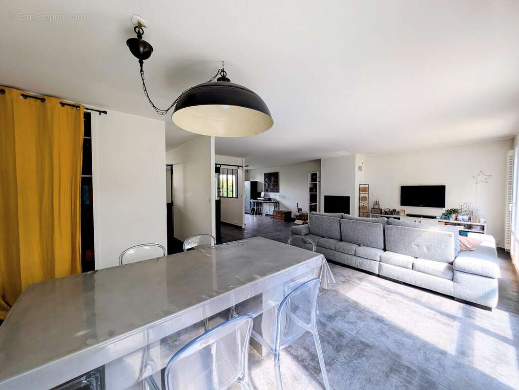 Maison à LE MESNIL-SAINT-DENIS