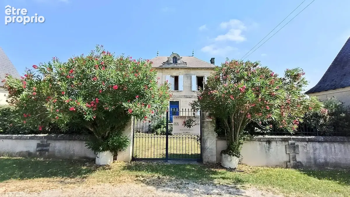 Propriété de caractère   Maison bourgeoise en pierre, dépendances et 2,5 hectares de terrain - photo 3