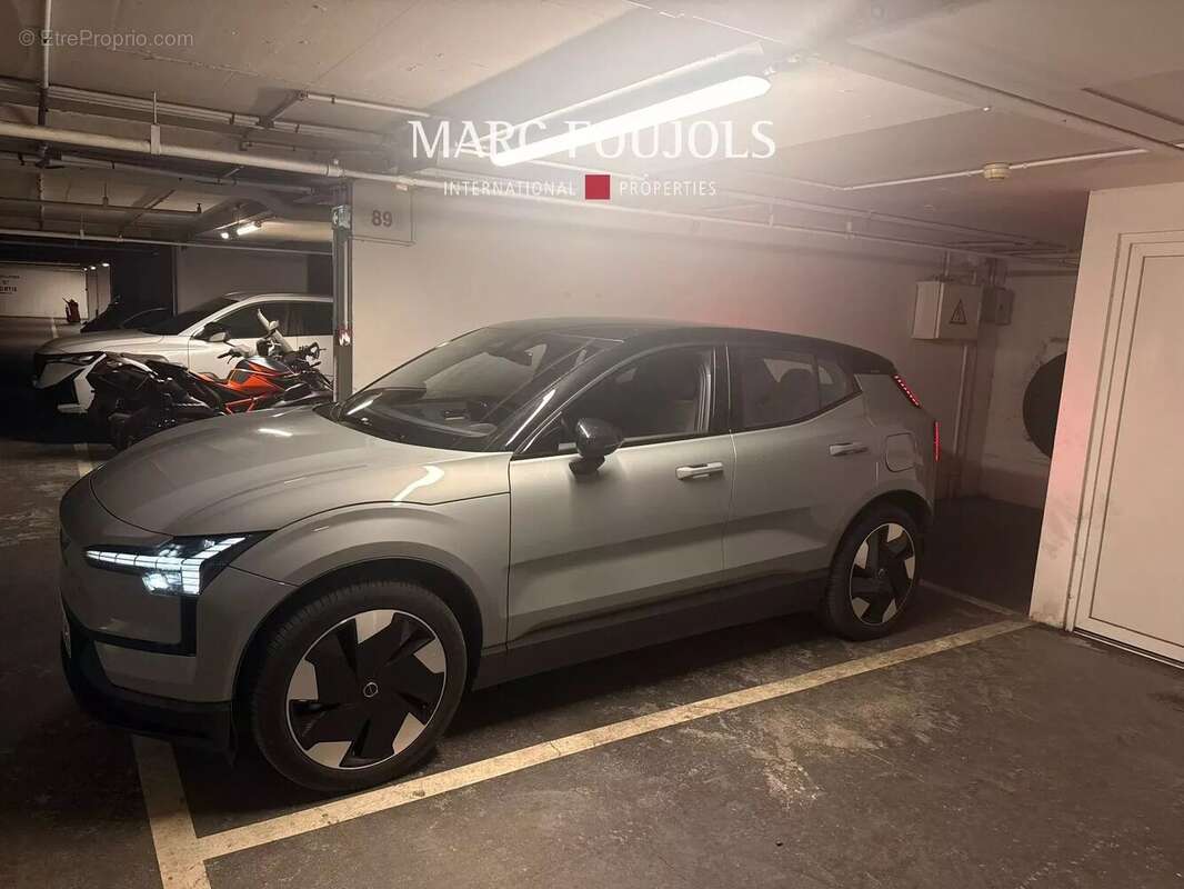 Parking à PARIS-2E