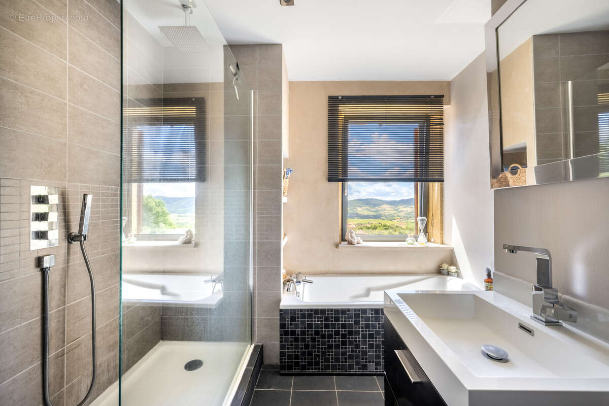 BEAUJOLAIS PIERRES DOREES, MAISON DE 233 M2 HAB, 3 chambres, bureau, terrain clos, Vue - photo 9