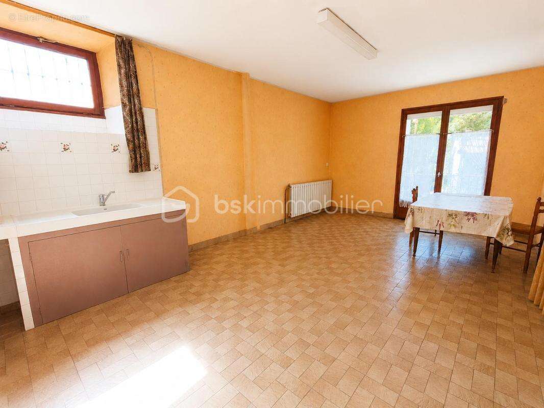 Maison de village avec terrain - terrasse et grand garage - photo 8
