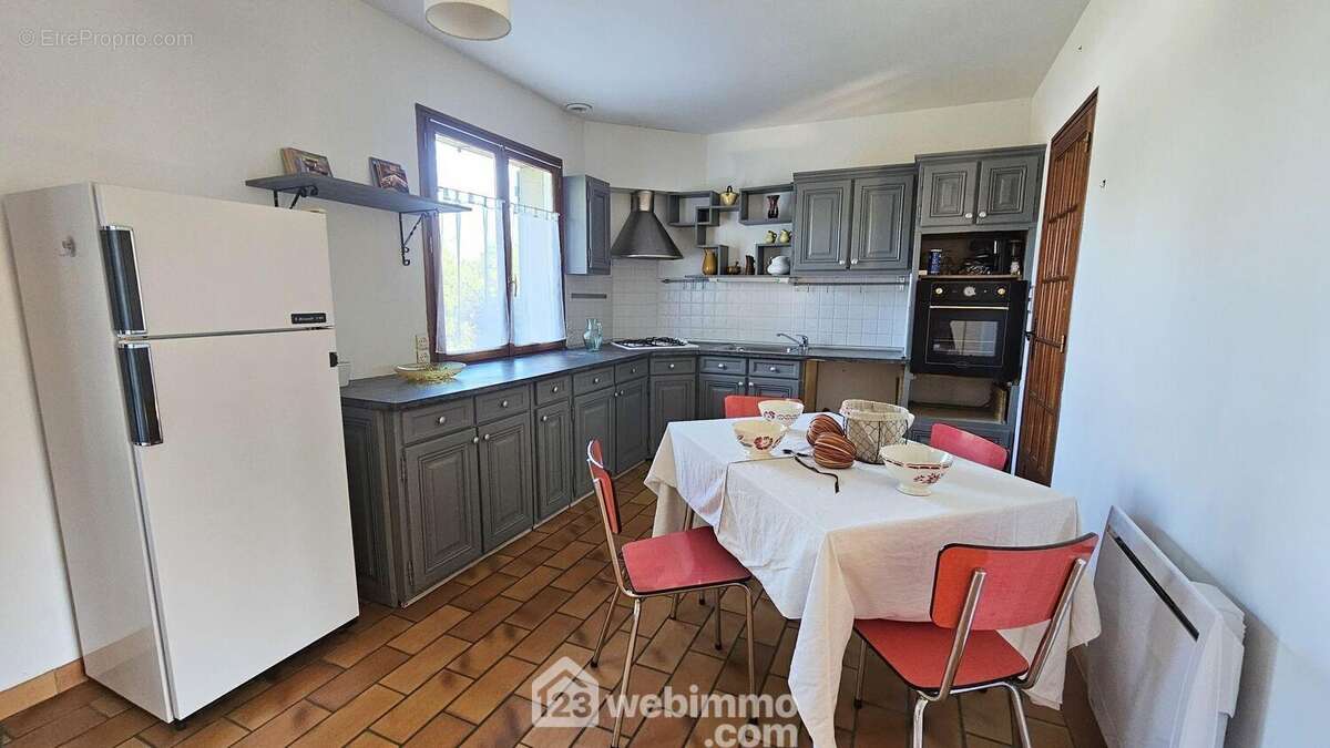 Une spacieuse cuisine de 11 m² toute équipée. - Maison à MILLY-LA-FORET