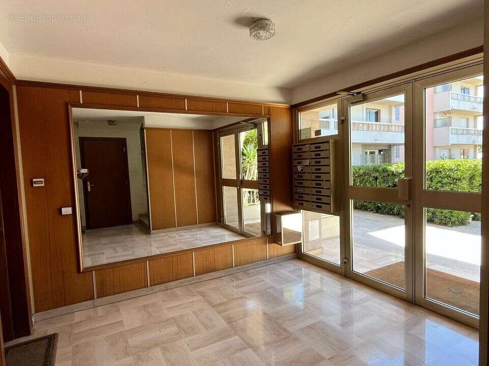 ENTRÉE DE L'IMMEUBLE - Appartement à CAGNES-SUR-MER