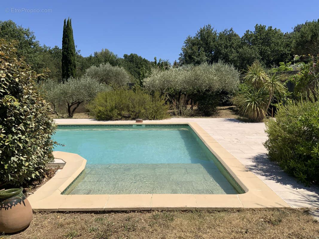 Charmante maison spacieuse avec terrain arboré et piscine. - photo 13