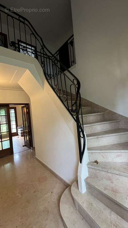 Entrée escalier - Maison à AMAYE-SUR-ORNE