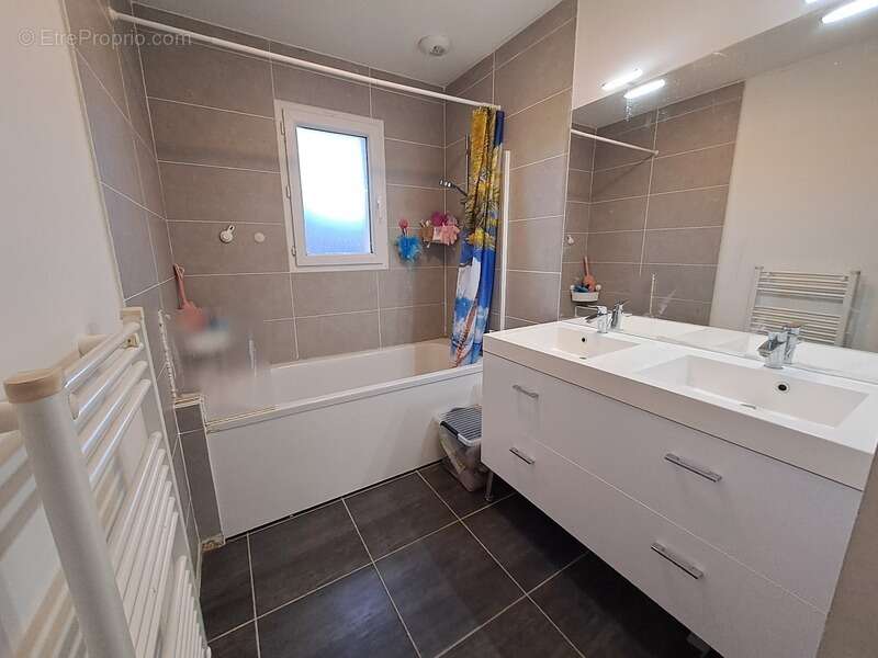 Maison à BUSSAC-FORET