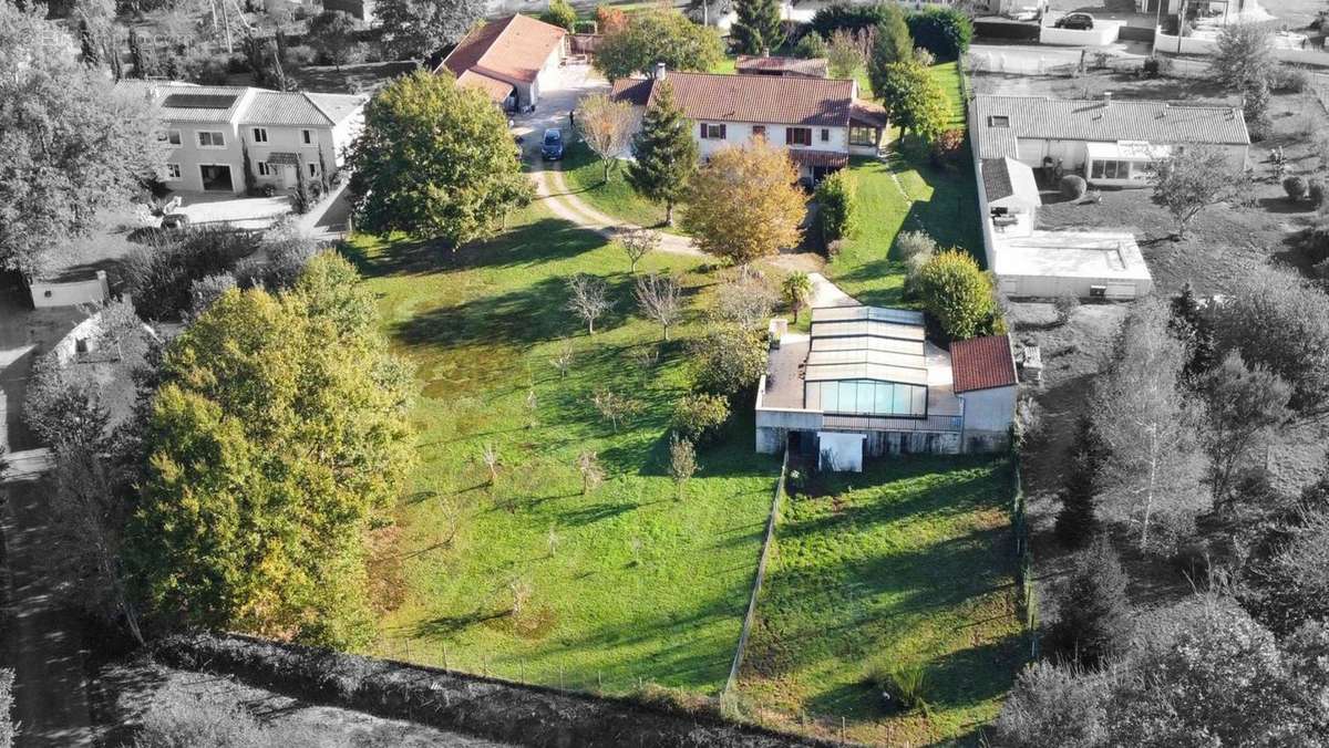 Maison à EGLISE-NEUVE-DE-VERGT