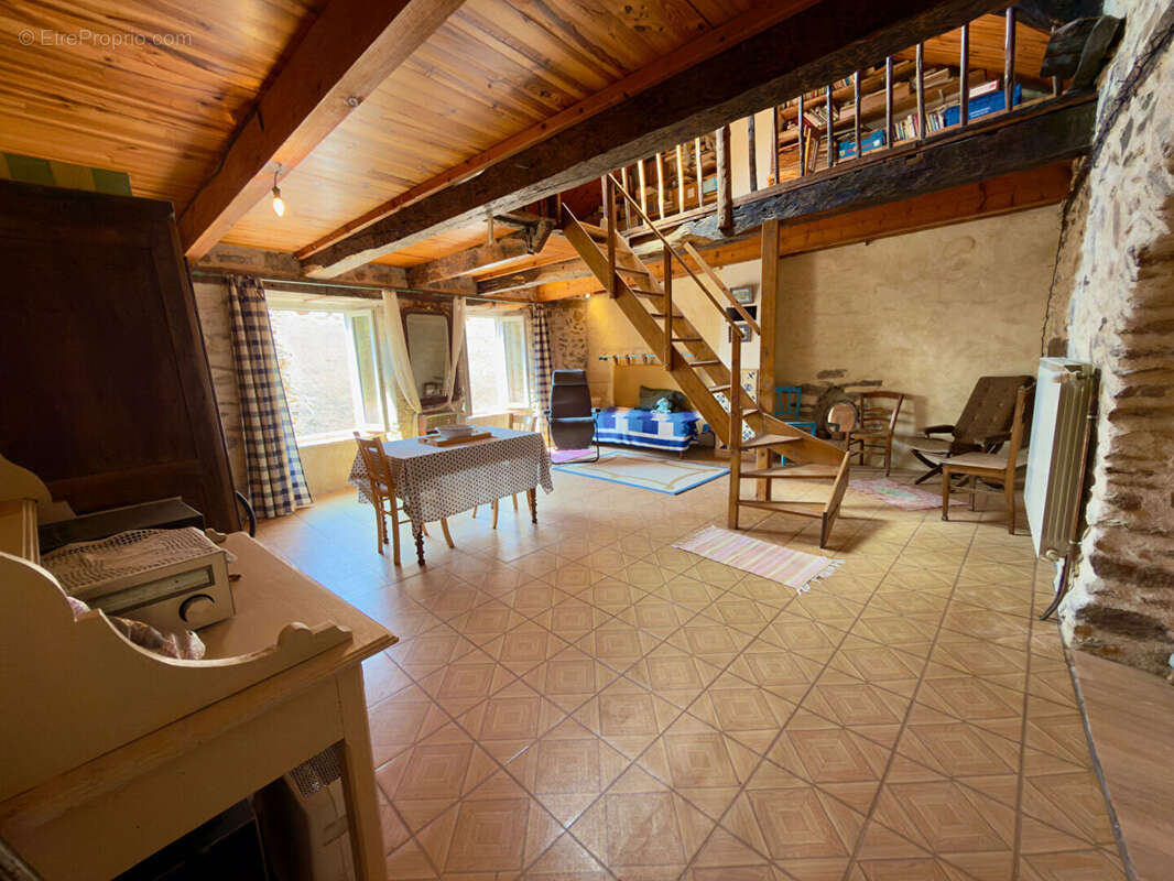 Ledergues - maison de caractère d'environ 150 m² - 6 pièces - 3 chambres - jardin - dépendances - photo 11