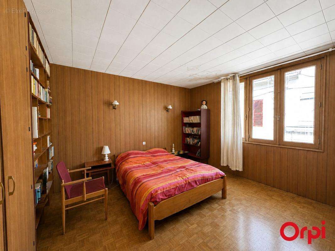 Maison en centre-ville de Saint-Amand-Montrond avec grands volumes de dépendances - photo 9