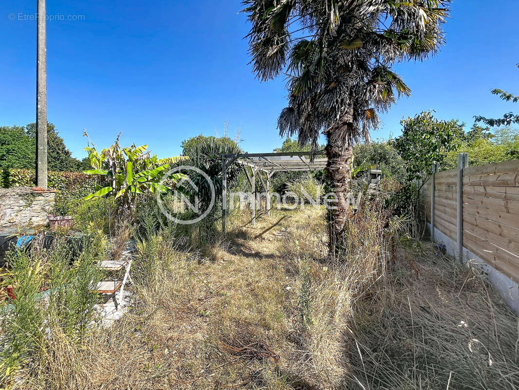 Maison en pierre 110 m2   Terrain 1 025 m2   SAINT-MICHEL-DES-LOUPS (50610) - photo 10