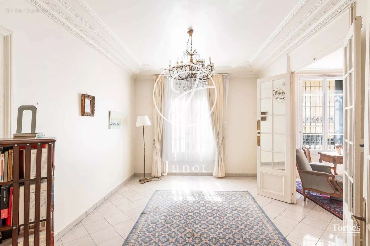 Paris 16e - MAIRIE / TOUR - Appartement - 5 pièces - 91,29m² Carrez - 2/3 chambres - photo 7