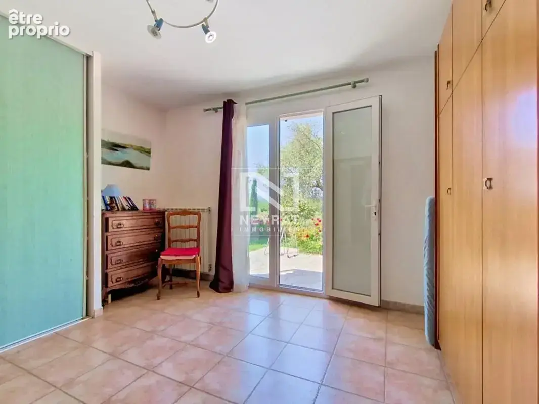 Tourrettes — secteur résidentiel premium - villa de plain-pied avec superbe jardin - photo 10