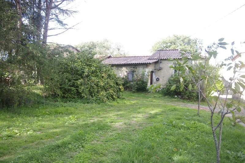 Maison en pierre à restaurer de 200 m², 8 pièces à aménager, terrain d'environ 3ha située au calme à vendre - photo 2