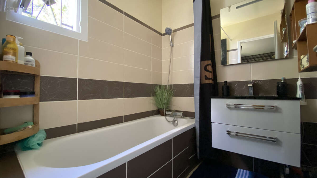 A vendre   Villa T6 de 151 m2 avec piscine et garage   Moux - photo 9