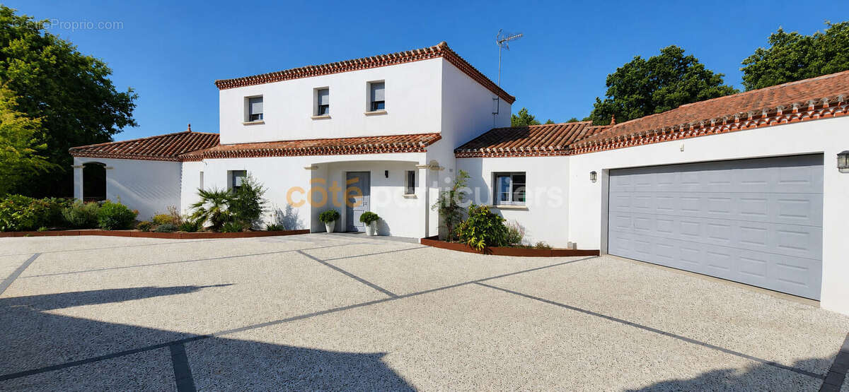 La roche-sur-yon -- maison 9 pieces -- 245 m2 -- jardin -- double garage -- grange - photo 16