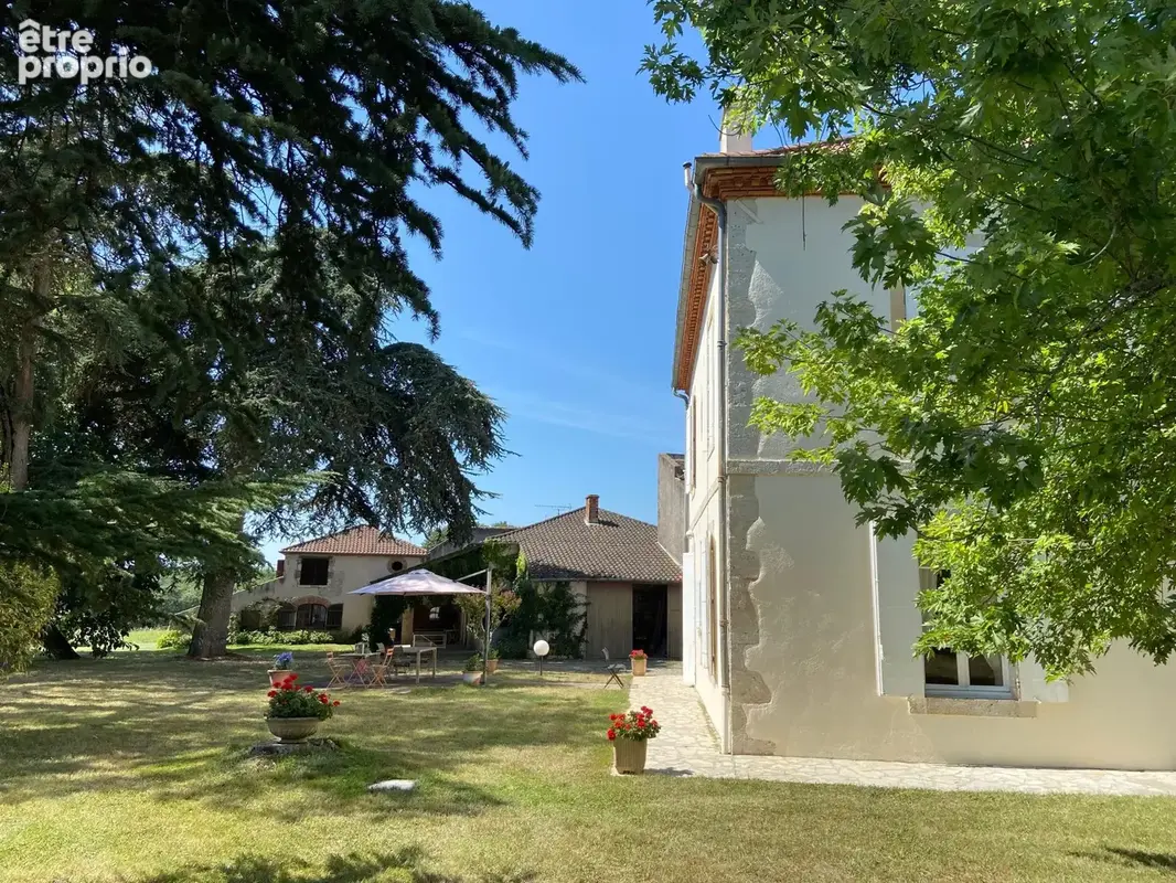 Maison 320 m² à Layrac  - photo 4