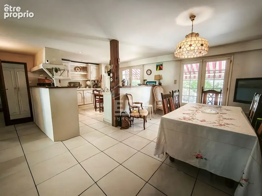Propriété familiale avec ascenseur, piscine et maison d'invités - photo 5