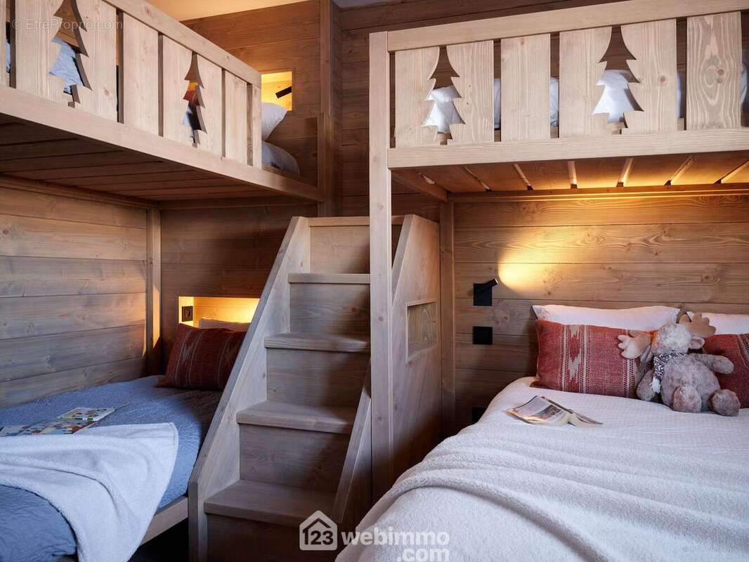 Un dortoir a été aménagé avec des lits sur mesure réalisés par un menuisier. - Maison à CREST-VOLAND