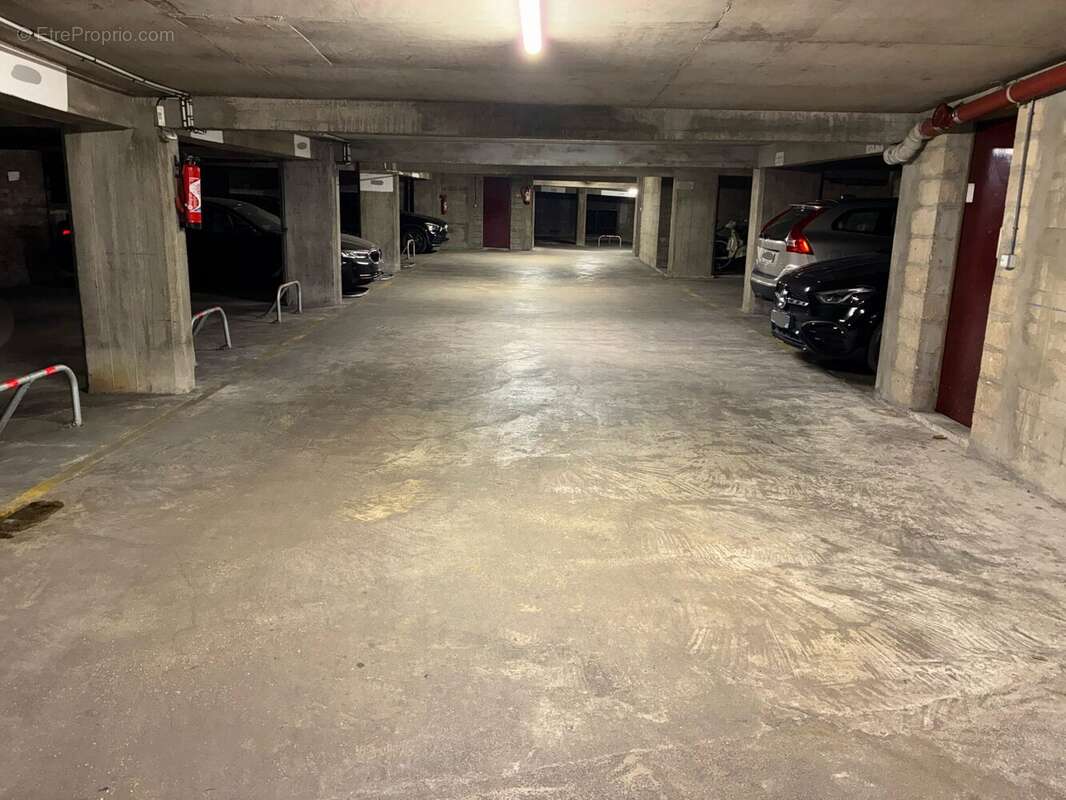 Parking à PARIS-16E