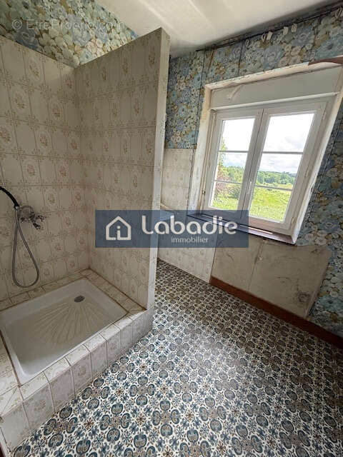 Au calme, à la campagne, maison en pierres à rénover, terrain de 800m2. - photo 7