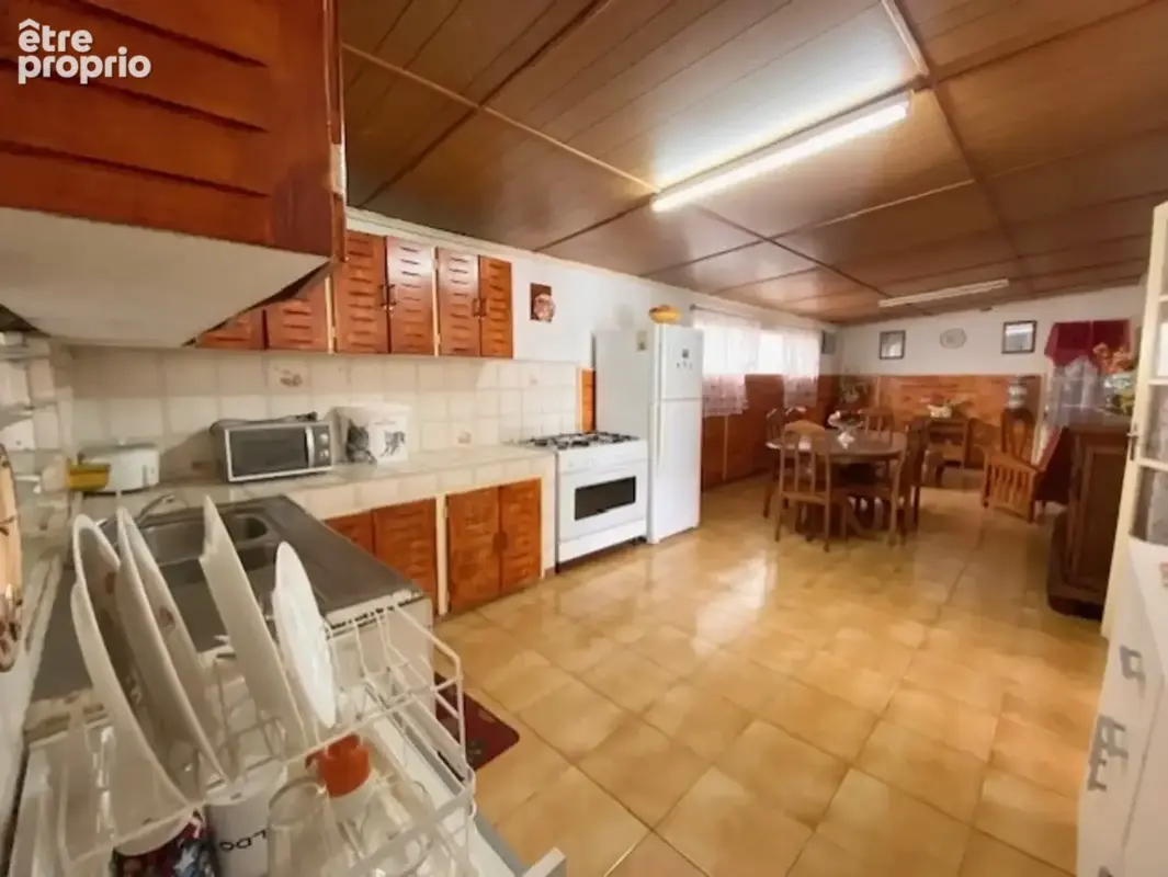 SAINT DENIS (974) Maison à vendre 8 pièces de 218 m² sur 2 niveaux - Garage - Sur parcelle de 755 m² - photo 13